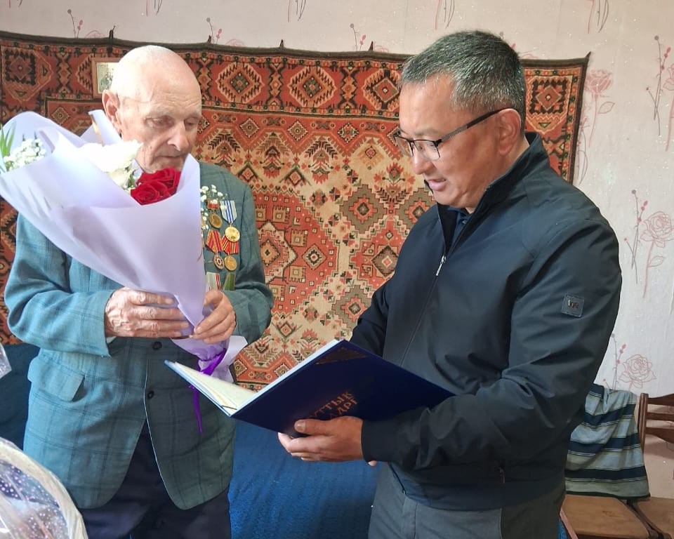 С 90-летием поздравили труженика тыла в районе Магжана Жумабава СКО