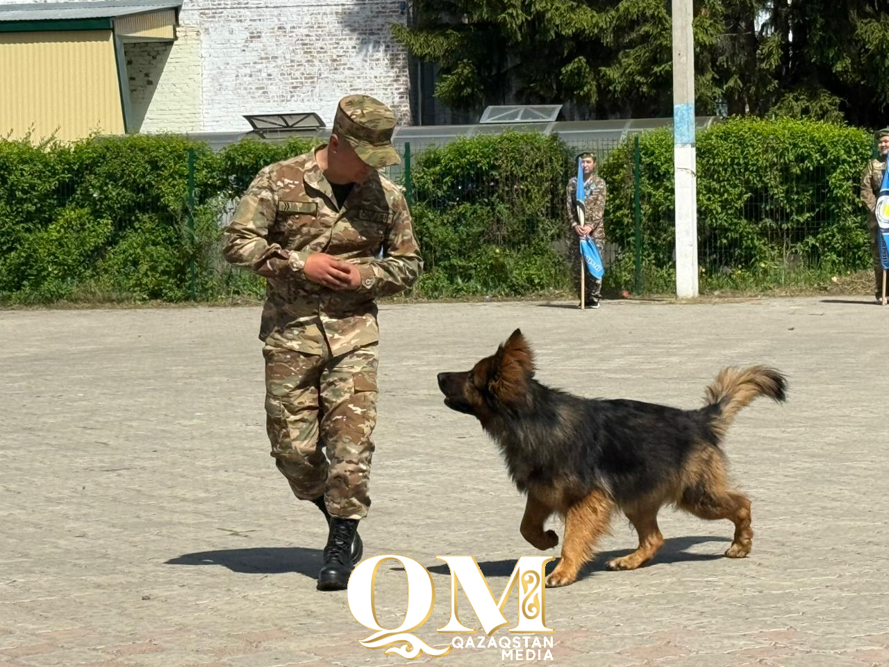 Строевой шаг, барабаны и патриотические песни: День защитника Отечества отметили в Бесколе