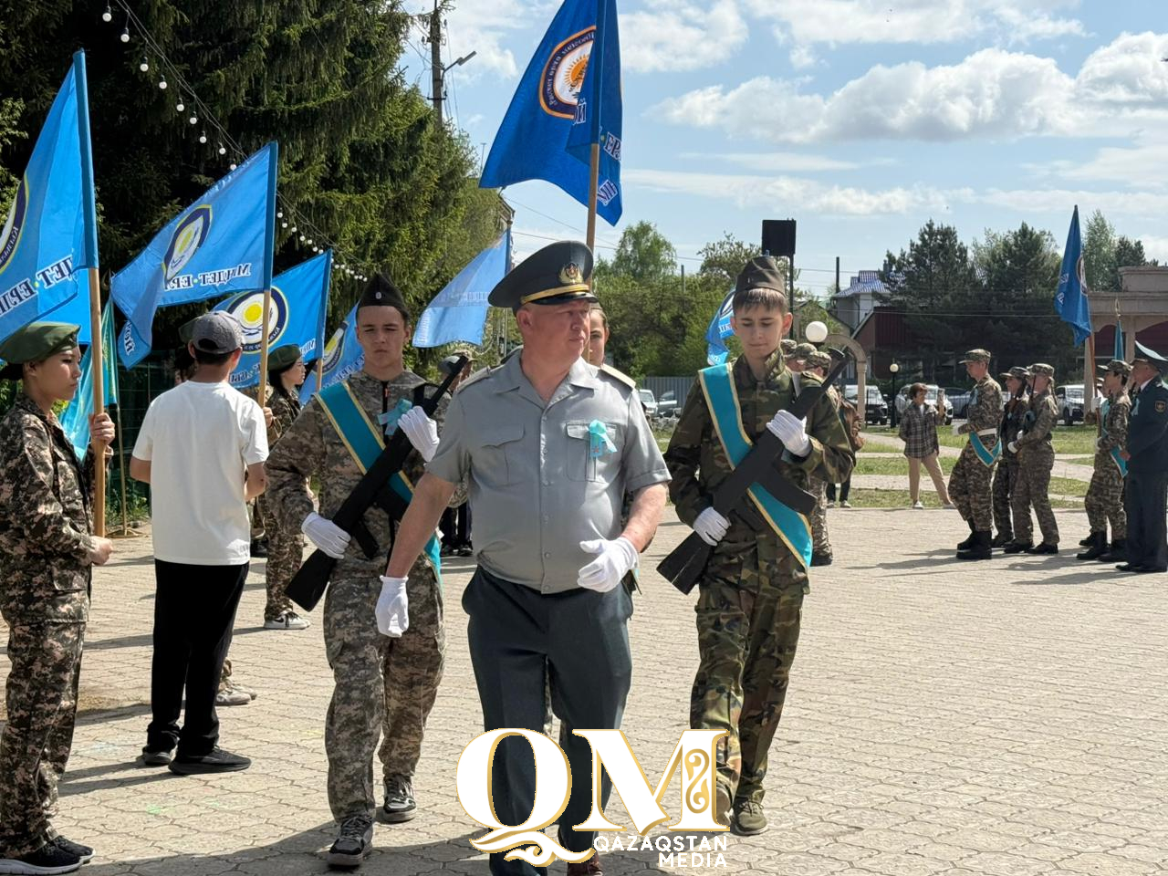 Строевой шаг, барабаны и патриотические песни: День защитника Отечества отметили в Бесколе