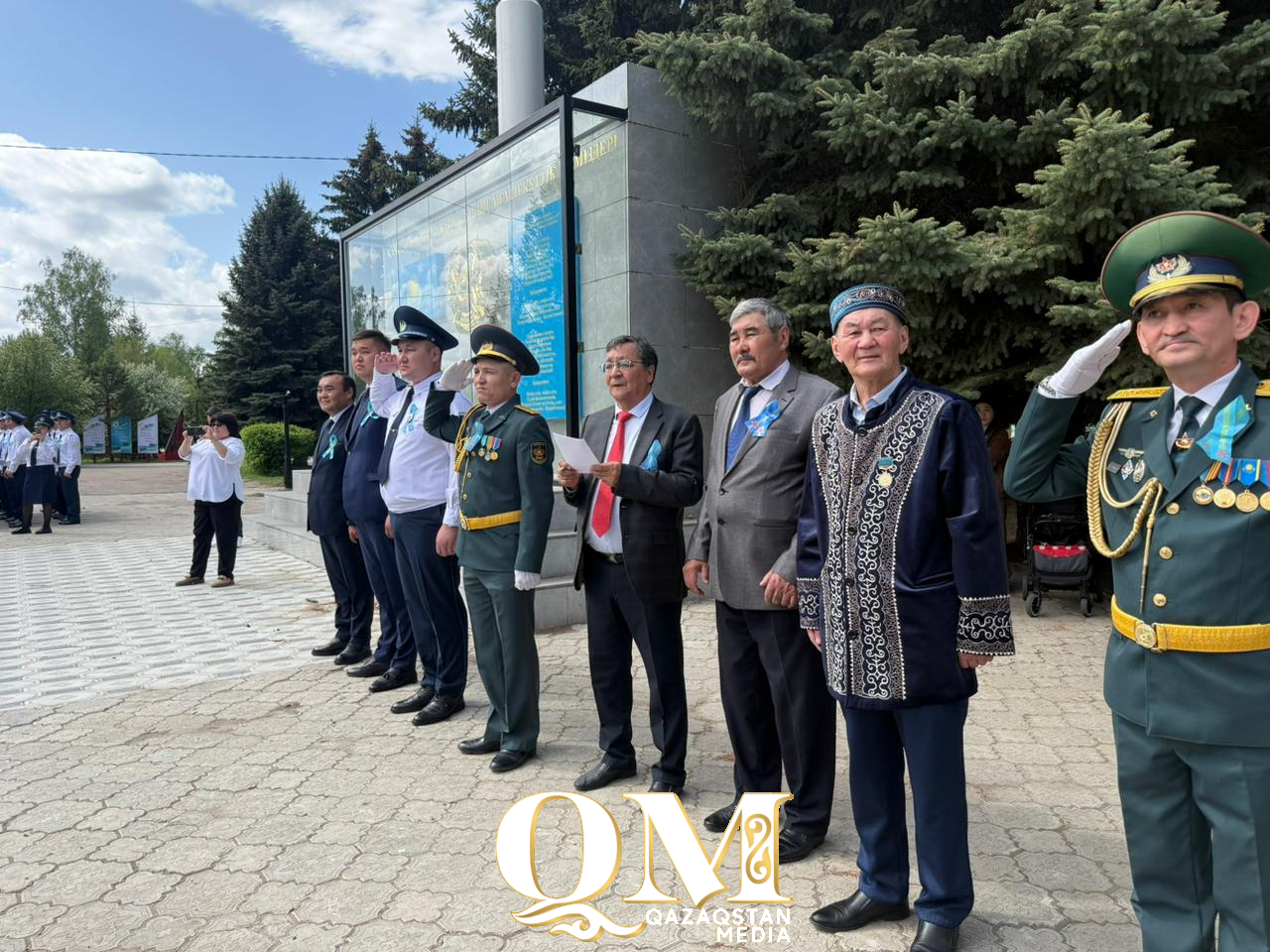 Строевой шаг, барабаны и патриотические песни: День защитника Отечества отметили в Бесколе