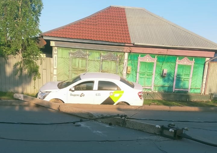Уснул за рулем и влетел в столб 19-летний таксист в Петропавловске