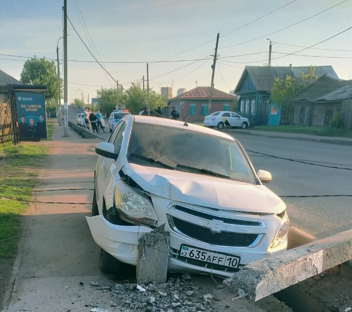 Уснул за рулем и влетел в столб 19-летний таксист в Петропавловске