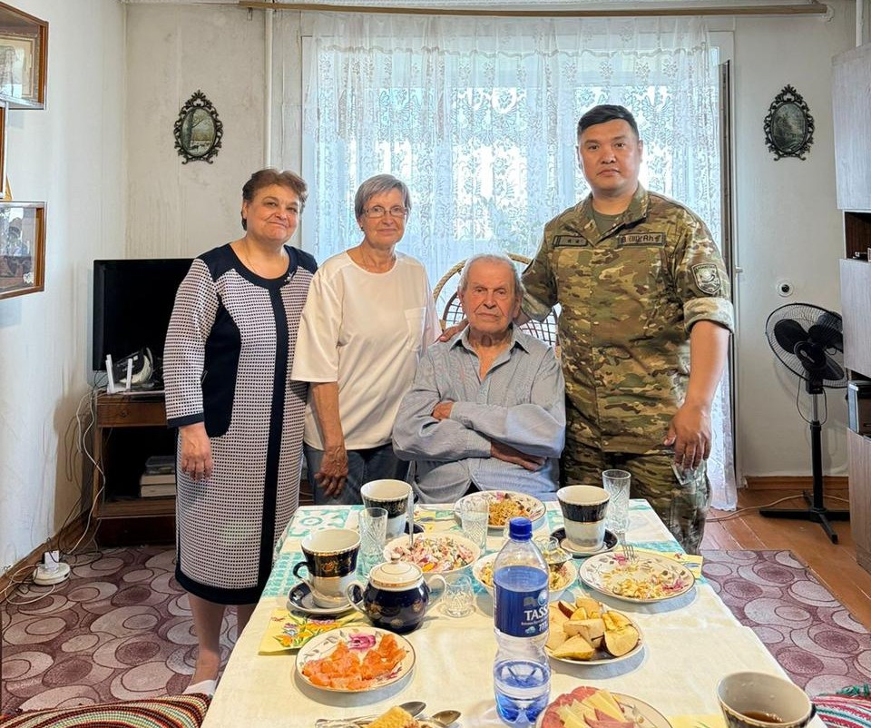 С 93-летием труженика тыла поздравили гвардейцы Петропавловска