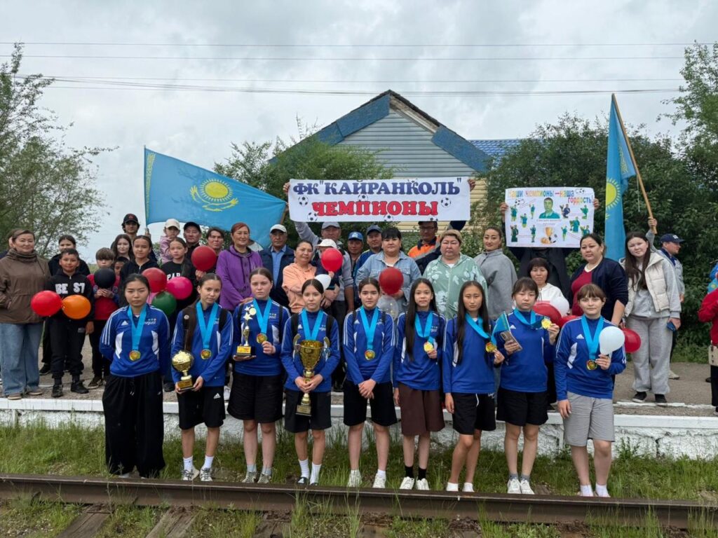 Чемпионок по футболу воспитывает сельский учитель Серик Байкенов из Жамбылского района СКО