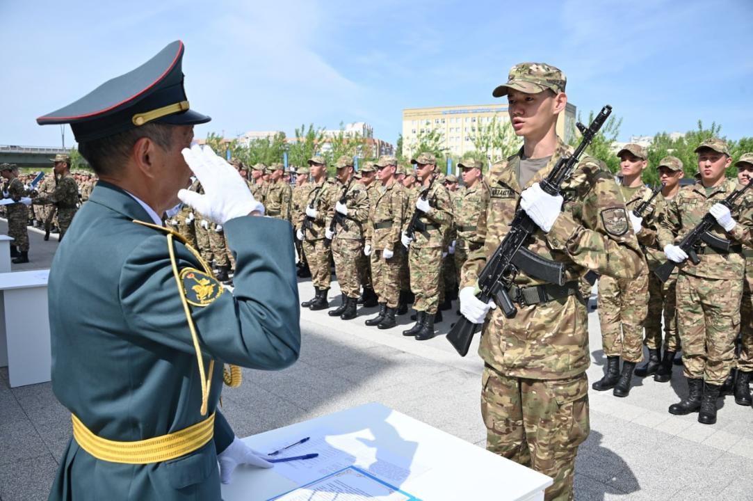 Армия с расчетом: казахстанцы идут на службу ради отсрочки по кредитам и шанса получить грант