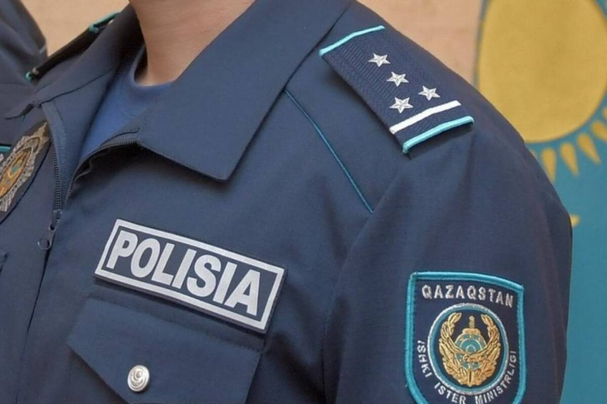 СҚО-да полицейлер азаматтарға бет-жүзді тұмшалауға қатысты талаптарды түсіндіруде