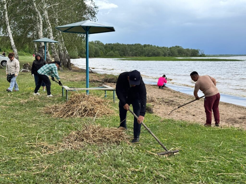 Вывезли 1,5 тонны мусора – жители района Шал акына спасали берег Есиля
