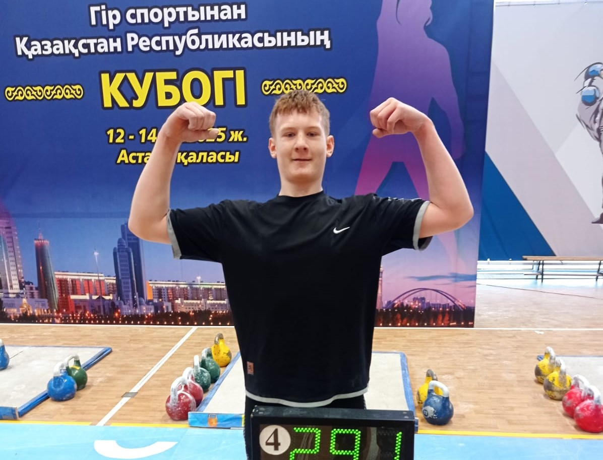 Школьник из СКО стал звездой гиревого спорта
