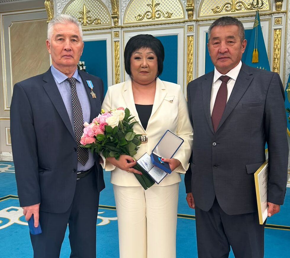  «Soltustik Qazaqstan»газетінің қоғамдық-саяси бөлімінің меңгерушісі Өмір Есқали Мемлекет басшысының қолынан  «Құрмет» орденін алды