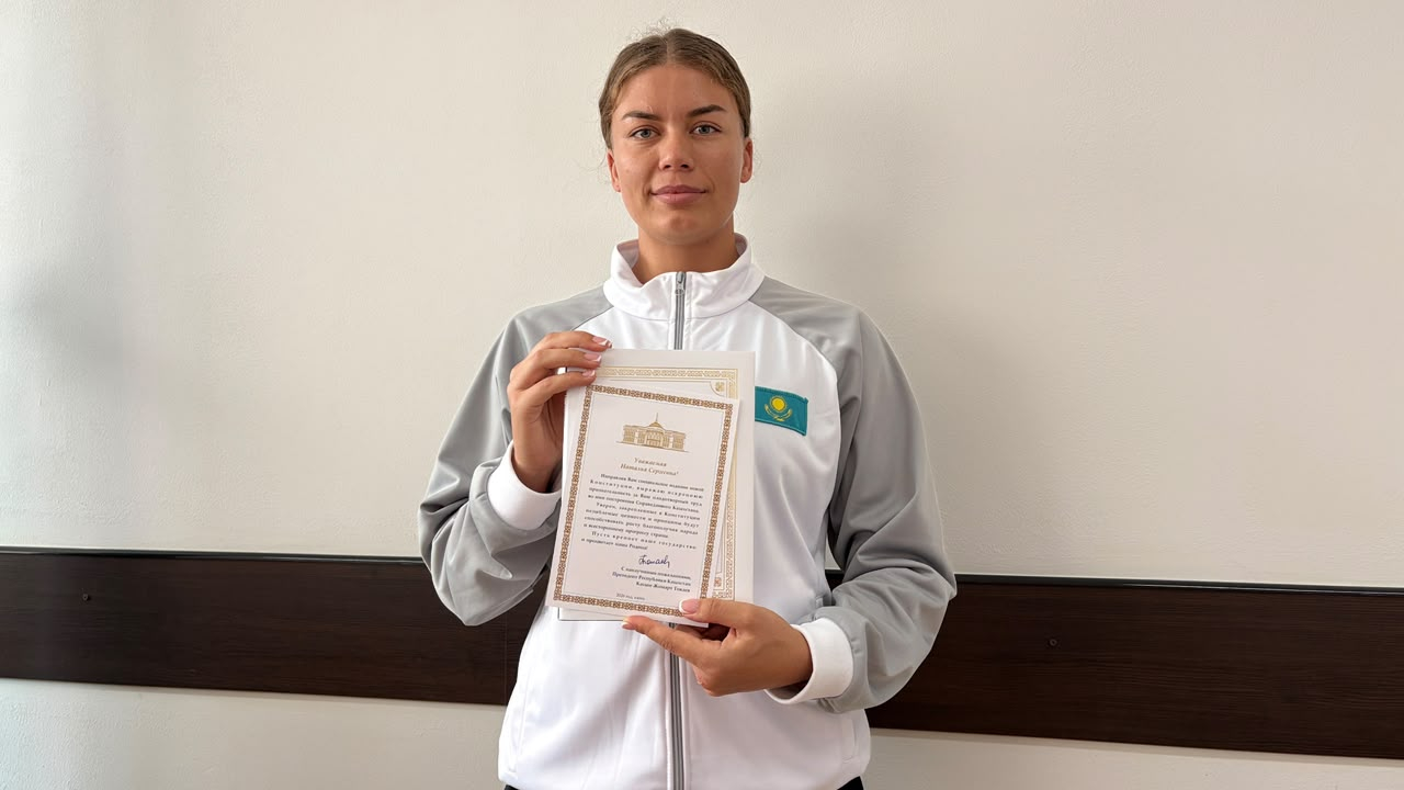 Президент страны вручил Наталье Богдановой экземпляр новой Конституции