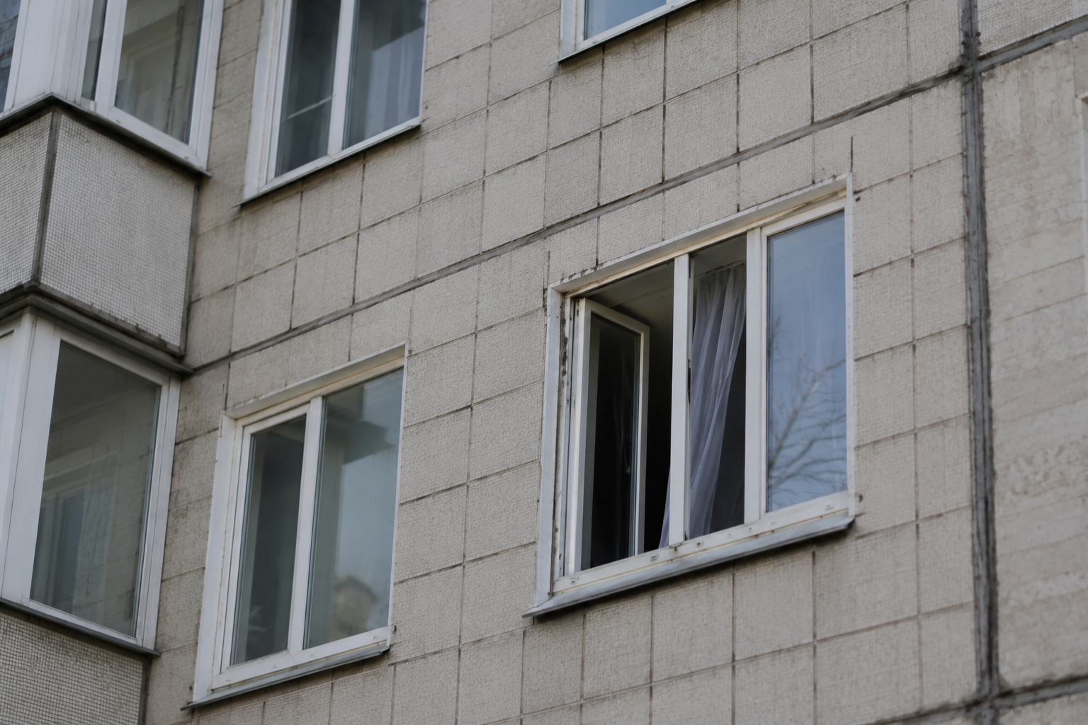 Глубокой ночью пятилетний ребенок выпал из окна в Петропавловске