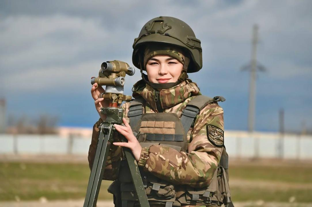 Пилоты, снайперы, офицеры - как женщины строят военную карьеру в Казахстане