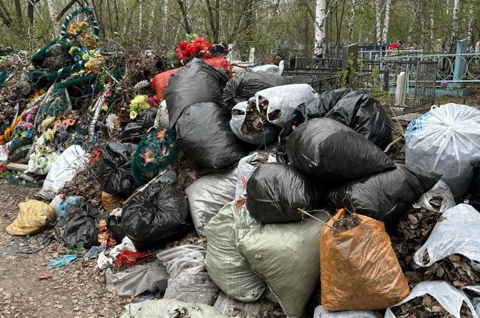 Пенсионерка не первый год просит убрать мусор на кладбище в Новопавловке, где похоронен ее сын
