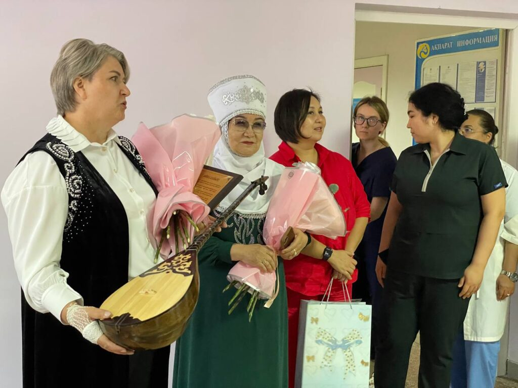 Первому малышу, родившемуся в День домбры, сделали особый подарок в Петропавловске