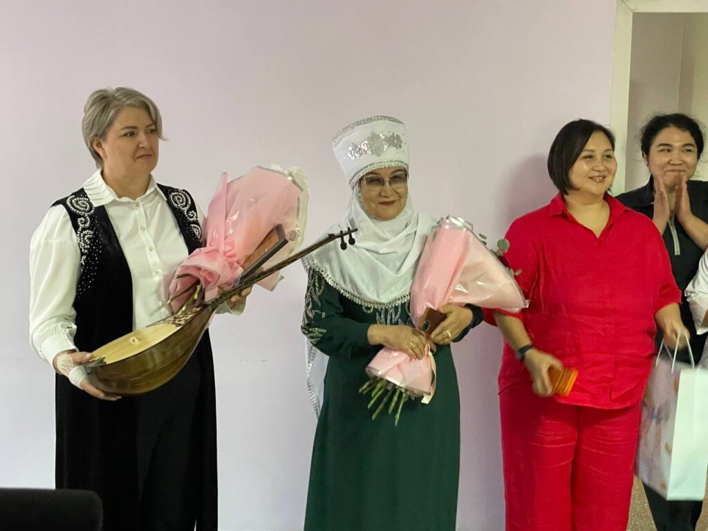 Первому малышу, родившемуся в День домбры, сделали особый подарок в Петропавловске