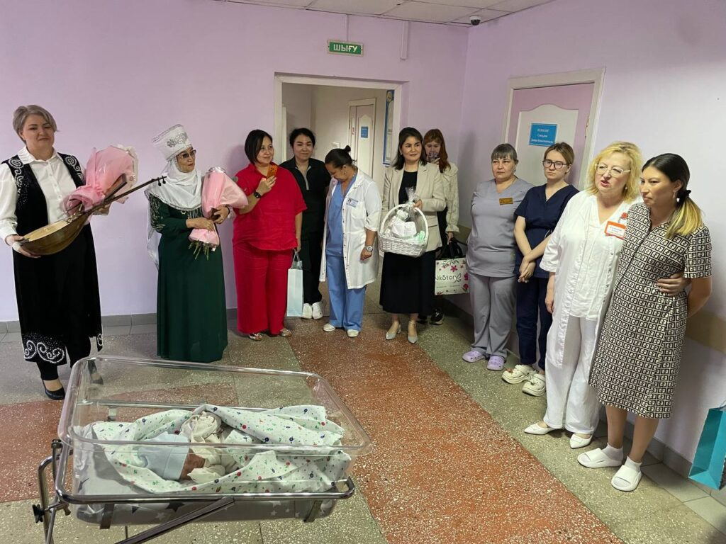 Первому малышу, родившемуся в День домбры, сделали особый подарок в Петропавловске