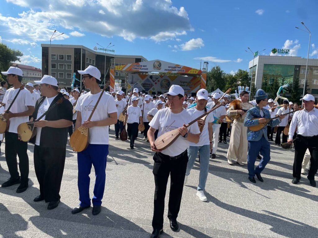 Сотни домбристов открыли QYZYLJAR MUSIC FEST в Петропавловске