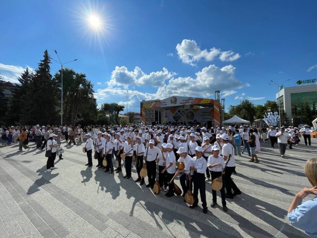 Сотни домбристов открыли QYZYLJAR MUSIC FEST в Петропавловске
