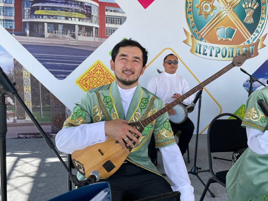 Голос степи в самом сердце: день домбры отметили в Петропавловске