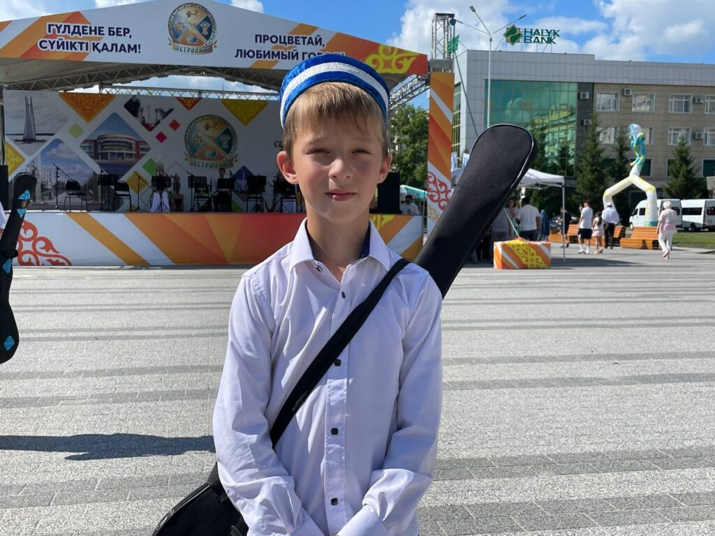 Сотни домбристов открыли QYZYLJAR MUSIC FEST в Петропавловске