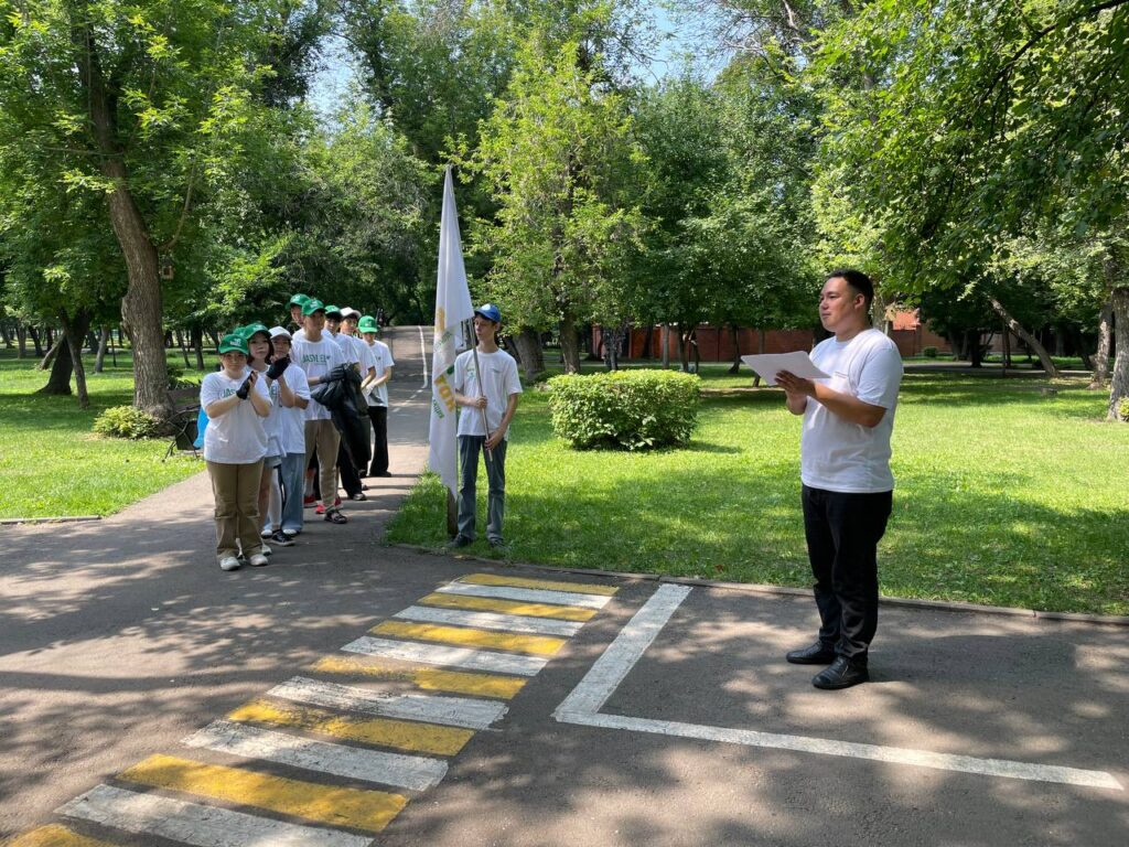Собрать мусор на бегу и продолжить пословицу предложили молодежи Петропавловска 