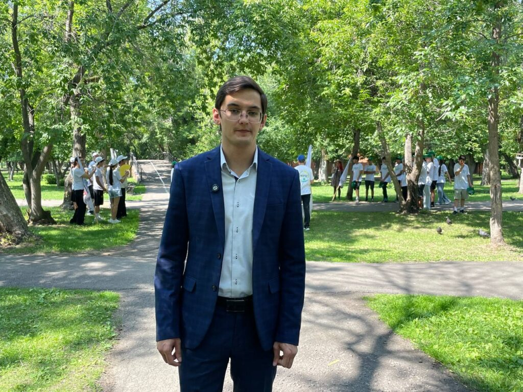 Собрать мусор на бегу и продолжить пословицу предложили молодежи Петропавловска 