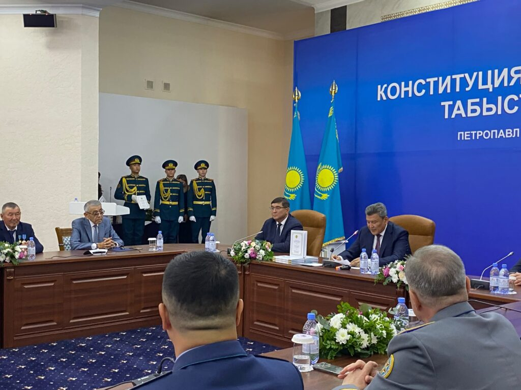 Североказахстанцам вручили первые экземпляры новой Конституции