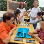 Школьники и пенсионеры встретились за одной доской в Петропавловске