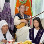 Русская девушка покорила зрителей исполнением кюев на Дне домбры в Петропавловске