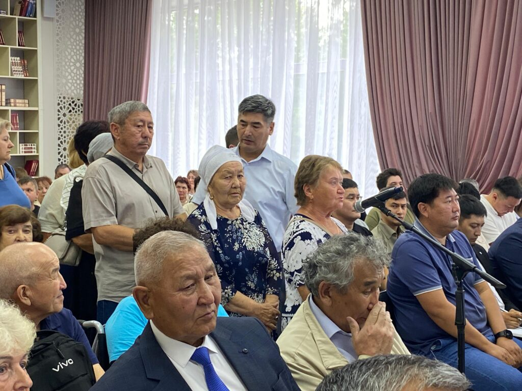 Сначала раскопки, потом асфальт - из-за коммунальщиков жители Петропавловска годами не могут дождаться ремонта дороги
