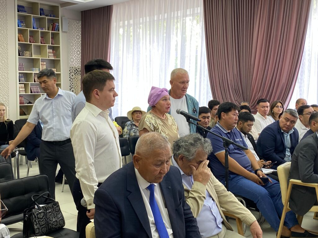 Пенсионерка не первый год просит убрать мусор на кладбище в Новопавловке, где похоронен ее сын