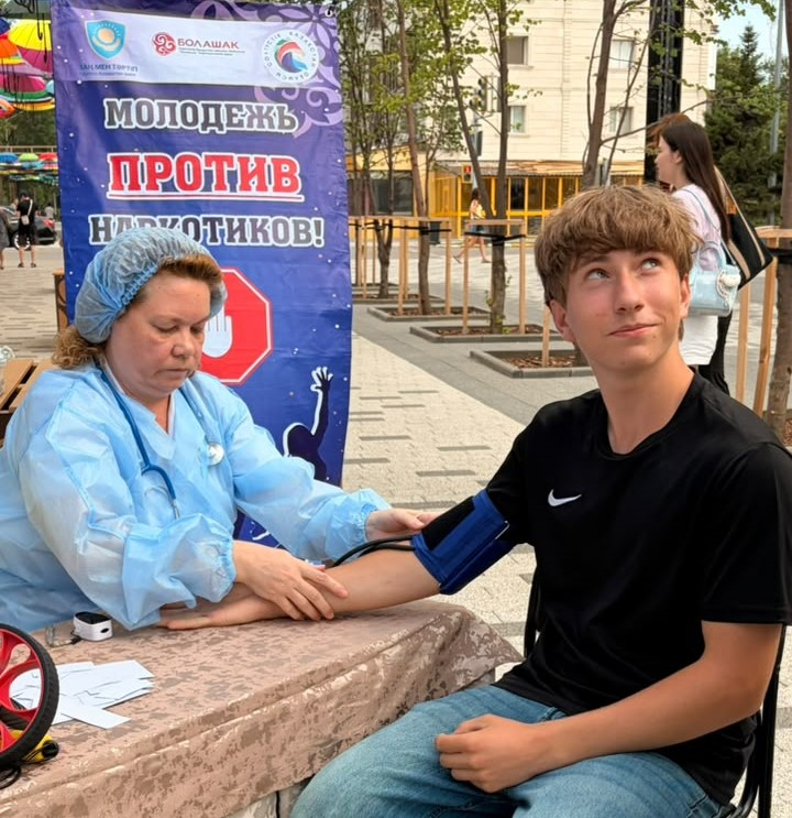 Присел — получил фрукт: молодежь Петропавловска учили выбирать здоровье