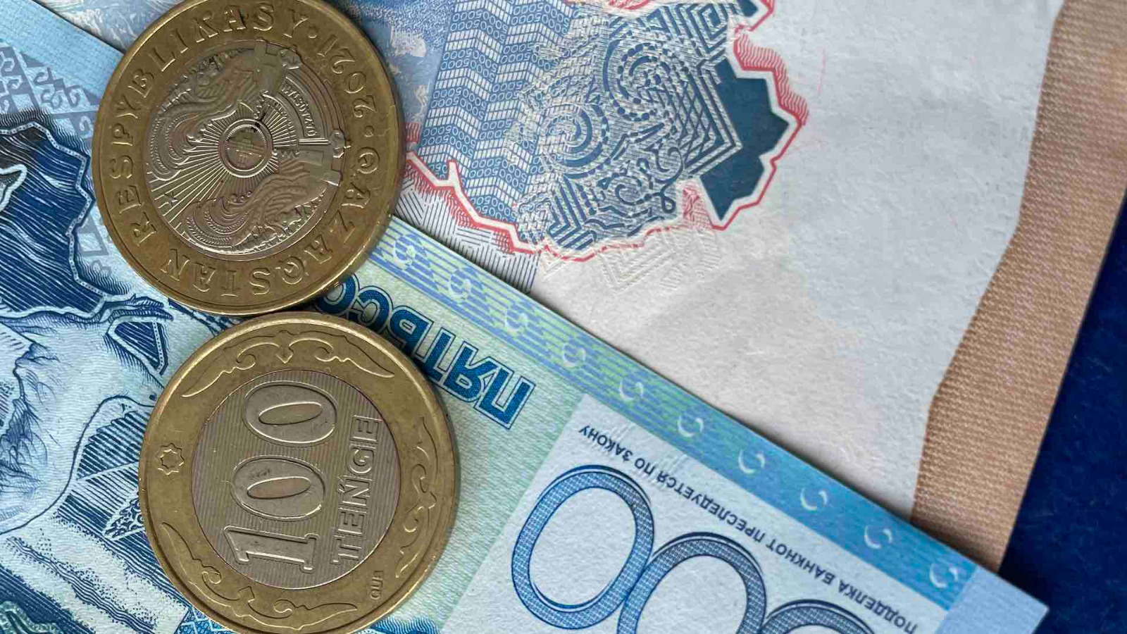 Где казахстанцы чаще всего берут микрозаймы — и почему выбор всё увереннее смещается в онлайн
