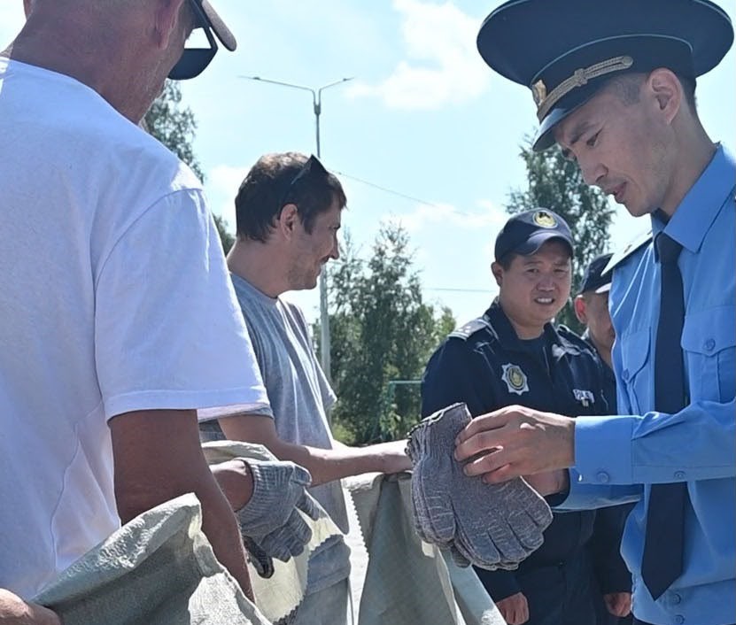 Прокуратура и волонтеры провели уборку в Мещанском лесу