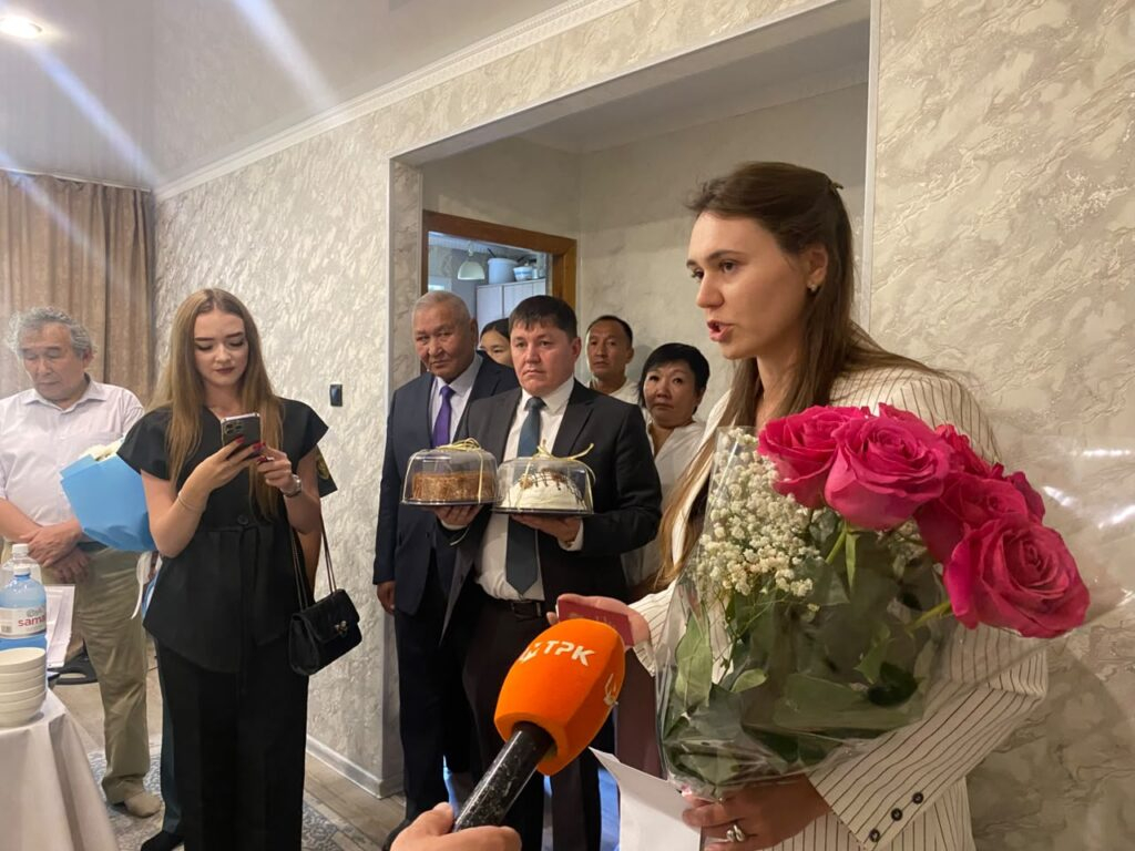 «Приеду и обниму». Спустя десятилетия сестре героя ВОВ Калабая Дюсенбаева вручили его боевой орден в Петропавловске