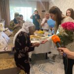«Приеду и обниму». Спустя десятилетия сестре героя ВОВ Калабая Дюсенбаева вручили его боевой орден в Петропавловске