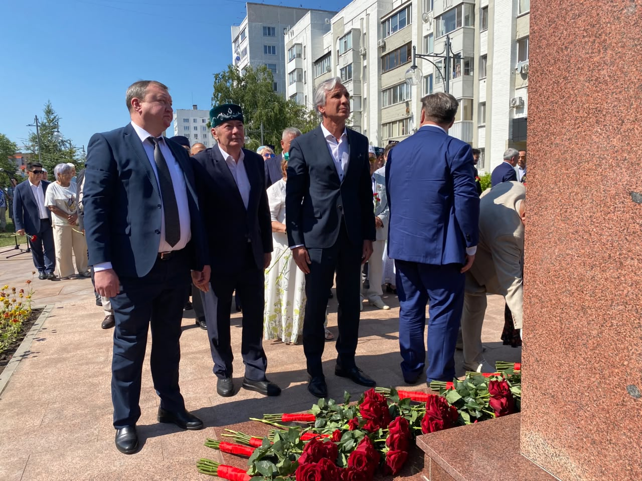 Петропавловск пополнился еще одним памятным местом. Во время республиканского Сабантуя здесь торжественно открыли бюст выдающемуся татарскому поэту, мыслителю и просветителю Габдулле Тукаю. Участники церемонии назвали событие историческим, пишет Qazaqstan Media.