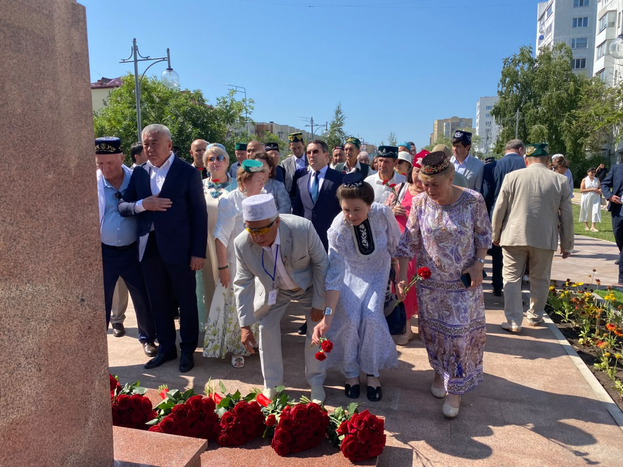 Петропавловск пополнился еще одним памятным местом. Во время республиканского Сабантуя здесь торжественно открыли бюст выдающемуся татарскому поэту, мыслителю и просветителю Габдулле Тукаю. Участники церемонии назвали событие историческим, пишет Qazaqstan Media.