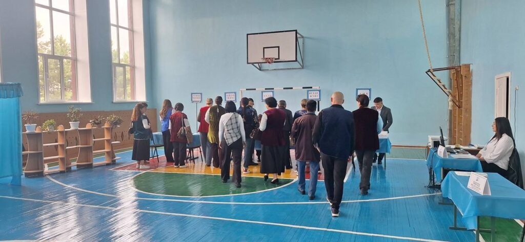 В национальных костюмах пришли на голосование соцработники в Жамбылском районе СКО