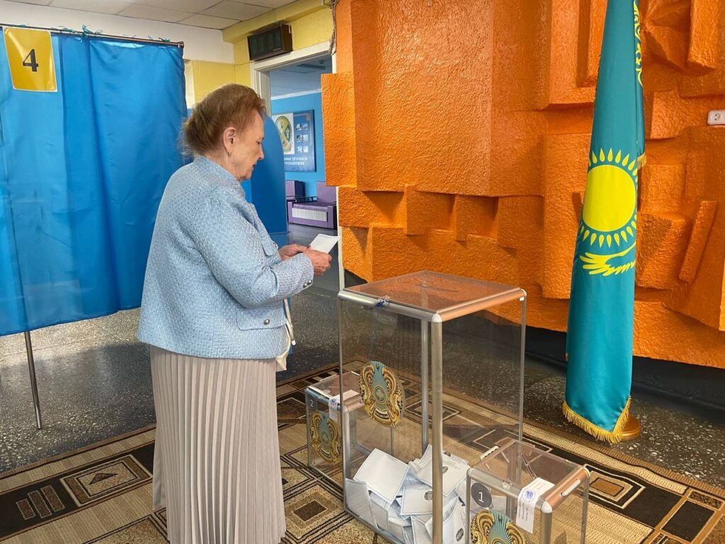 Свой голос на выборах в Курултай сделала известный педагог СКО Раиса Полищук