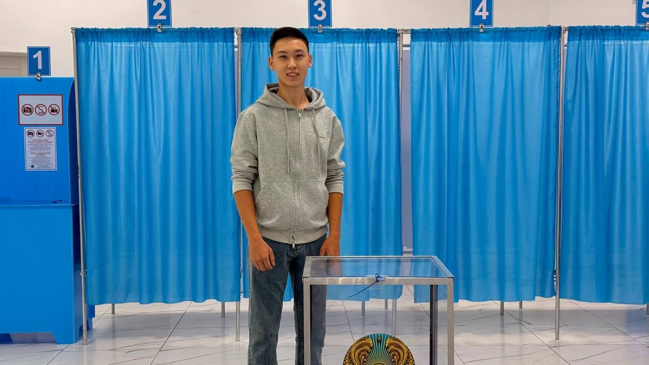 Гражданский дебют: 18 юношей и девушек впервые голосуют на выборах в Курултай в Есильском районе СКО