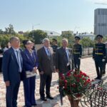 Абылай ханның ескерткішіне гүл шоқтары қойылды