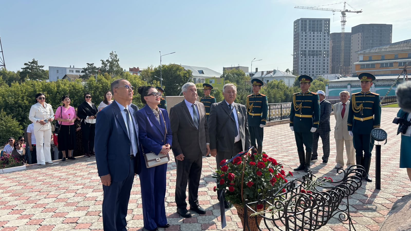 Абылай ханның ескерткішіне гүл шоқтары қойылды