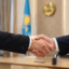 Забыть о поцелуях и крепче жать руки предложил президент Казахстана