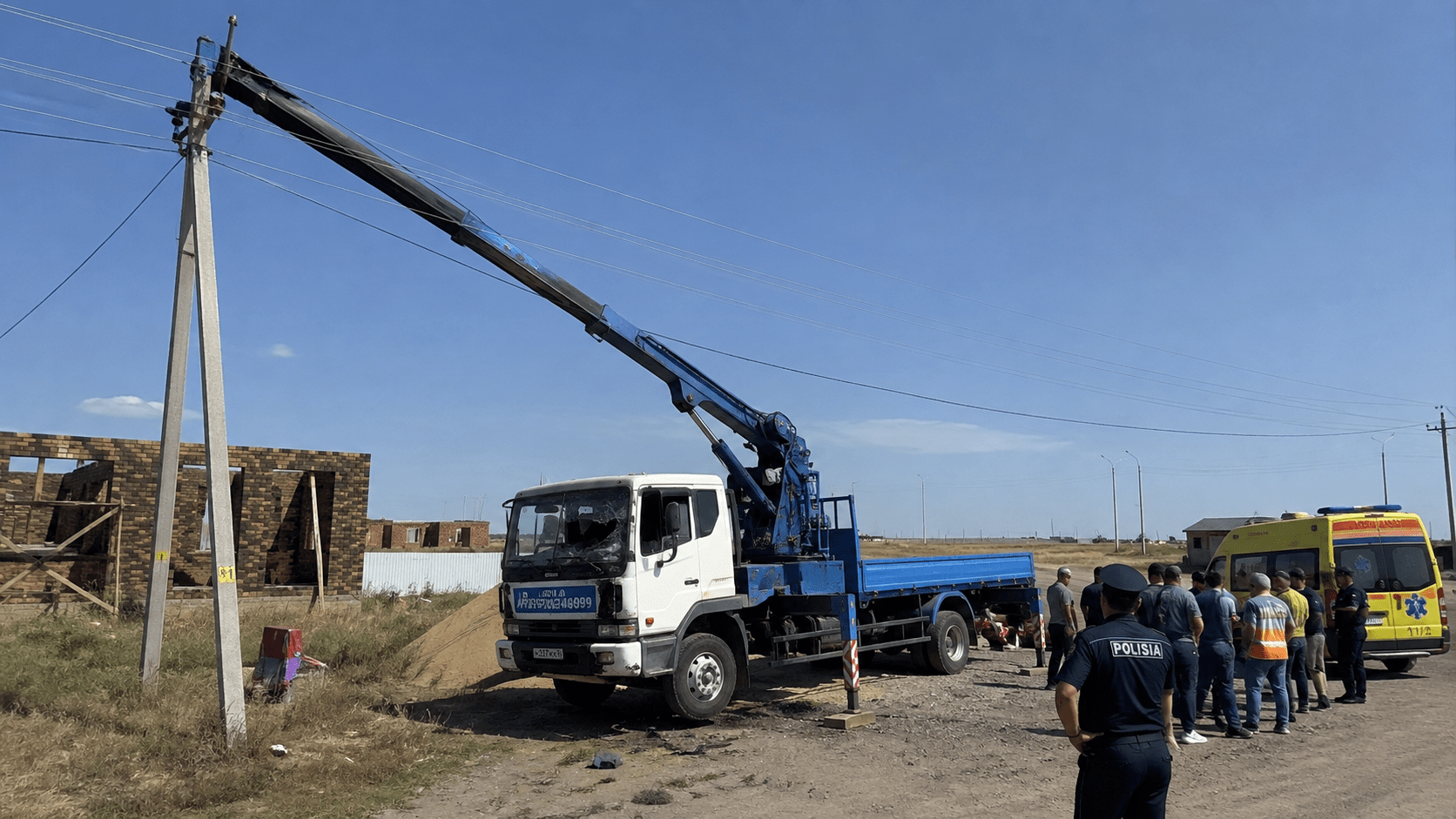 Жуткое ЧП на стройке в СКО. От удара током погиб водитель, напарник получил ожоги