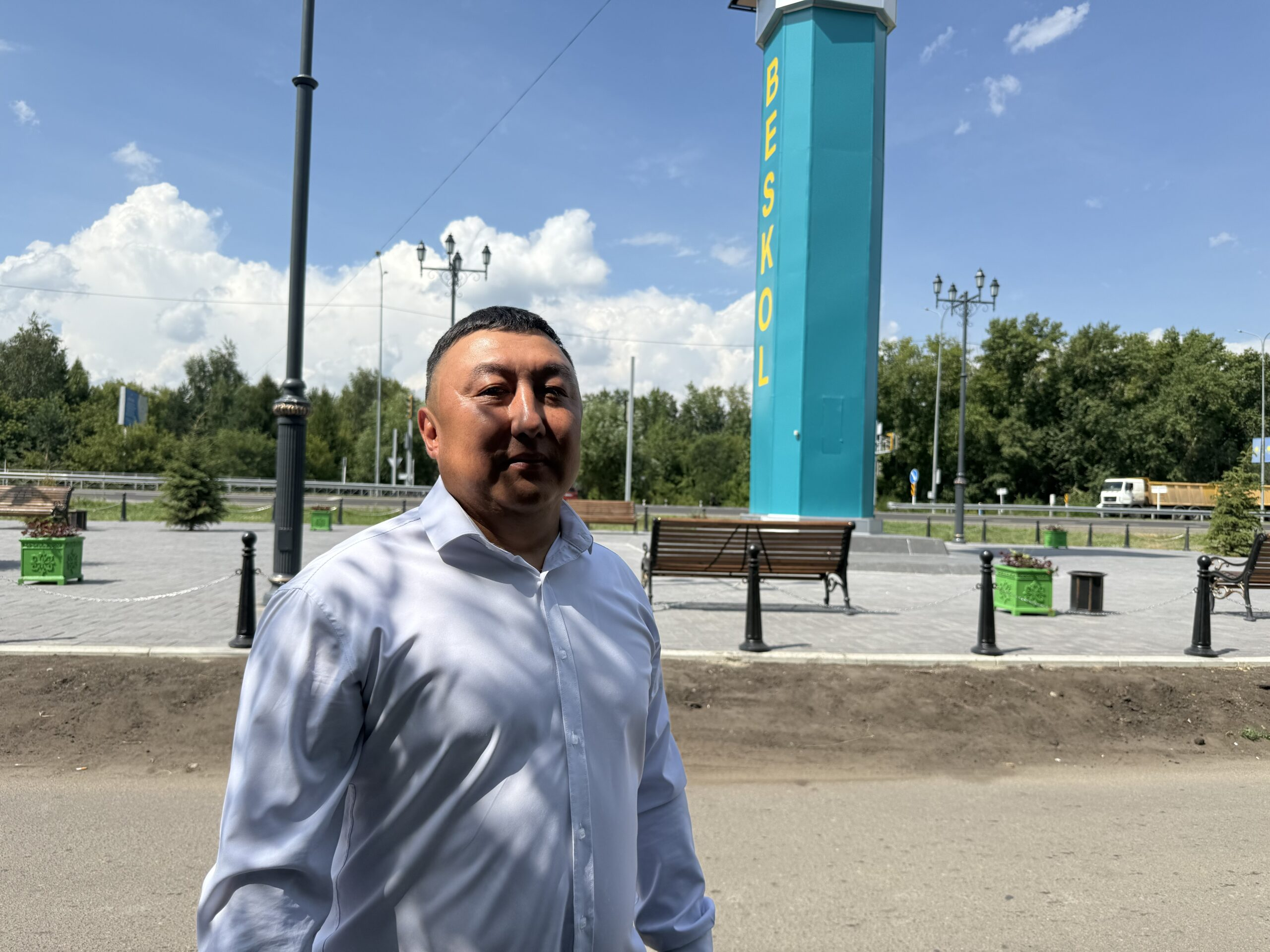 От сварщика до владельца завода: предприниматель преобразил знаменитый сквер с часами в Бесколе