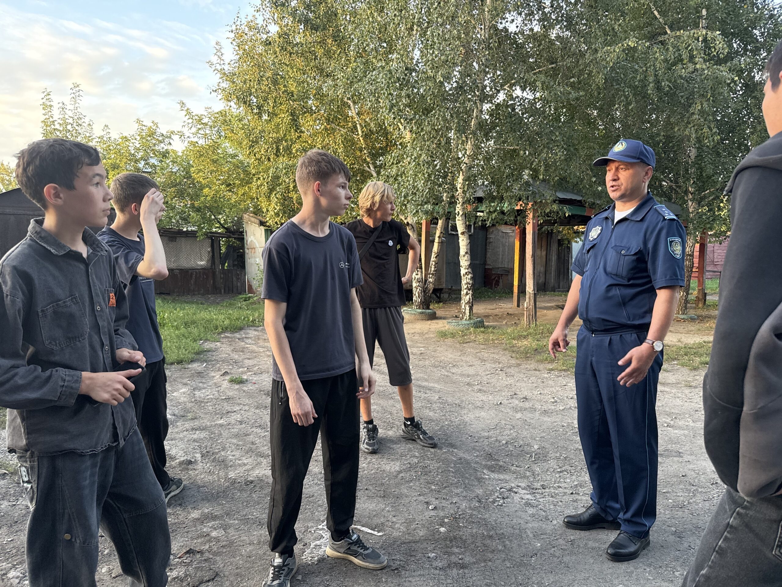 Пьяные соседи, пропавшая карта и подростки во дворах: один вечер с полицейскими в Бесколе