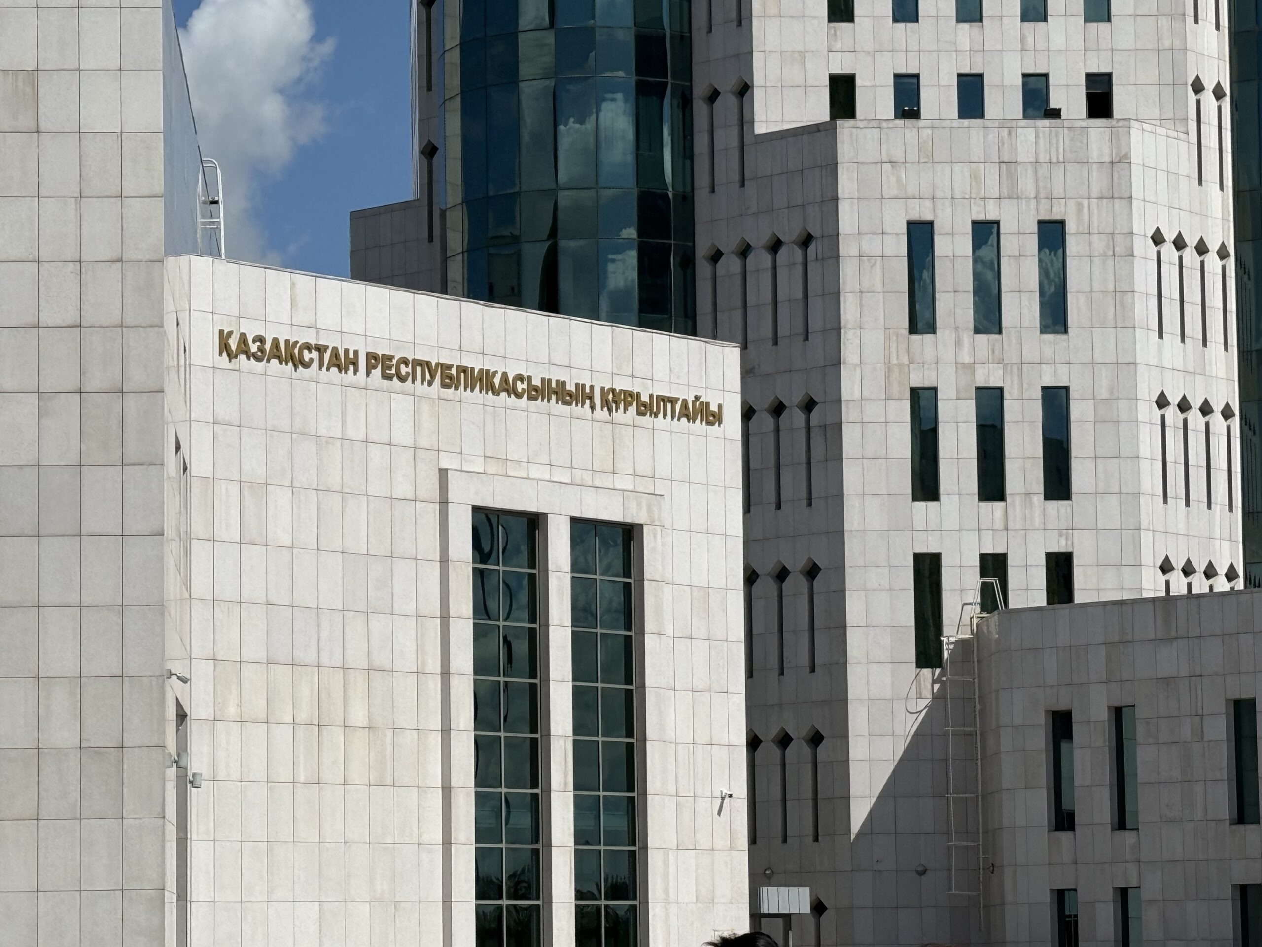 Құрылтайға кімдер барады: партиялар депутаттар тізімін жариялады