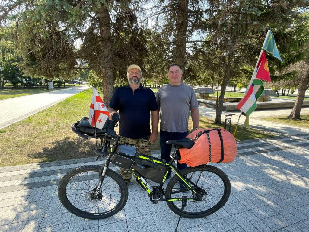 70 тысяч километров за плечами: грузинский велопутешественник приехал в Петропавловск