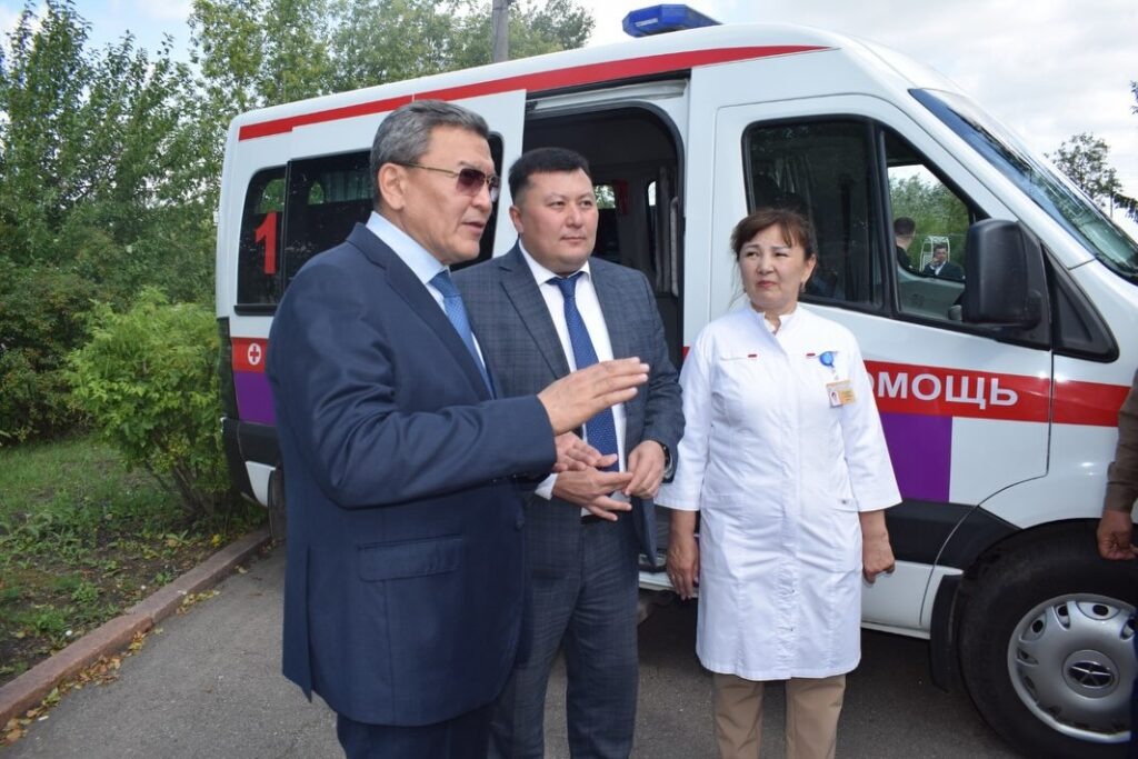 Агробизнесмены подарили автомобили медорганизациям района М. Жумабаева